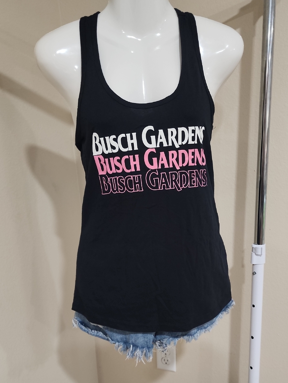 Busch Gardens Women's Black and Pink Tank Top